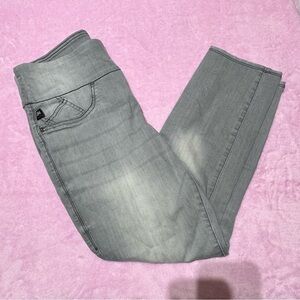 Women’s size 8m | Rock & Republic | pull on | Light Gray | Cropped/capri Jeans